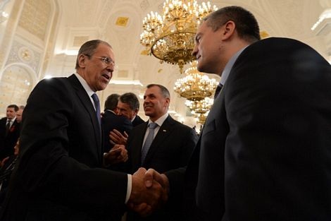 Thủ tướng Crimea Sergei Aksyonov bắt tay với Ngoại trưởng Nga Sergei Lavrov tại điện Kremlin.