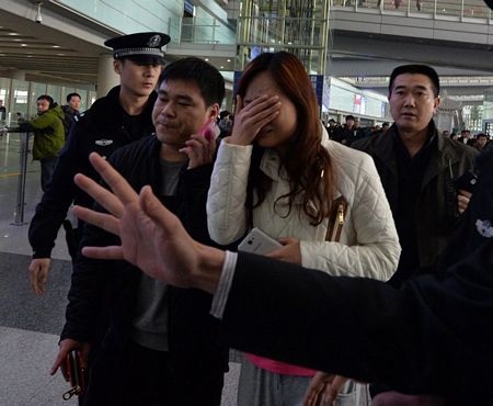 Người thân thấp thỏm chờ tin máy bay Malaysia mất tích