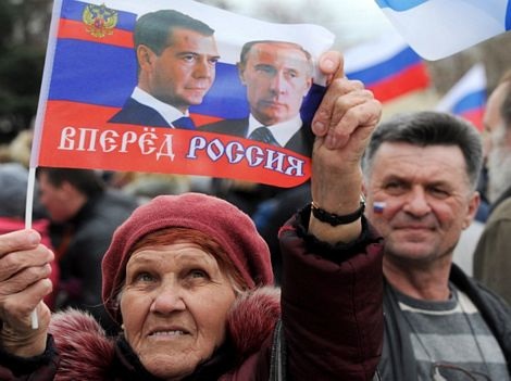 Pháo hoa rực sáng trên quảng trường Lenin tại Simferopol tối ngày 16/3.