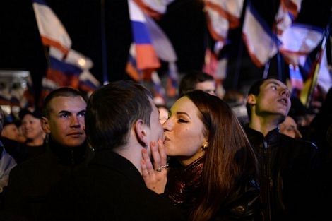 Một cặp đôi trao nhau nụ hôn ngọt ngào khi hòa vào đám đông ăn mừng kết quả trưng cầu dân ý.