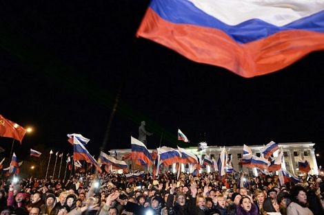 Mọi người đồng thanh hát quốc gia Nga và hô các khẩu hiệu ủng hộ Mátxcơva.