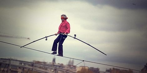 Mạo hiểm màn đi trên dây vượt sông Seine - 2 Denis Josselin biểu diễn trước sự chứng kiến của đám đông.