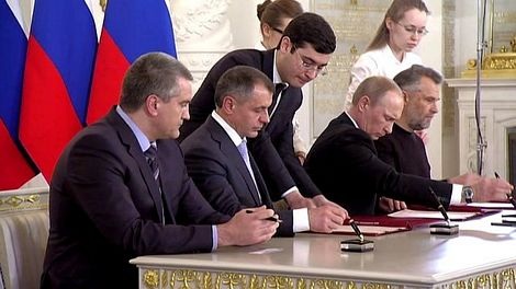 Nổ súng tại căn cứ quân sự Ukraine ở Crimea, 1 người chết - 2 Lễ ký kết diễn ra trước sự chứng kiến của hai viện quốc hội Nga.