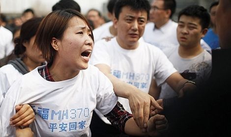 Trung Quốc cử phái viên tới Malaysia đòi câu trả lời về MH370 - 2 Người thân các hành khách trên chuyến bay MH370 biểu tình bên ngoài sứ quán Malaysia tại Bắc Kinh.