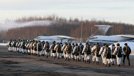 Thủ tướng lâm thời Ukraine đi Mỹ gặp Obama - 2 Các binh sĩ Nga tham gia cuộc tập trận đổ bộ.
