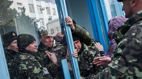 Các binh sĩ Ukraine giữ cửa ban đầu cố ngăn cản những người biểu tình tiến vào bên trong căn cứ.