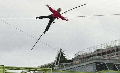 Mạo hiểm màn đi trên dây vượt sông Seine - 3 Xem video: