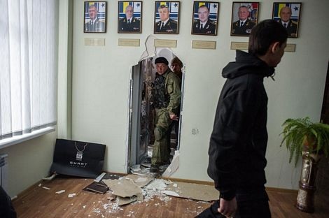 Những người biểu tình thân Nga đã lục soát các tòa nhà.