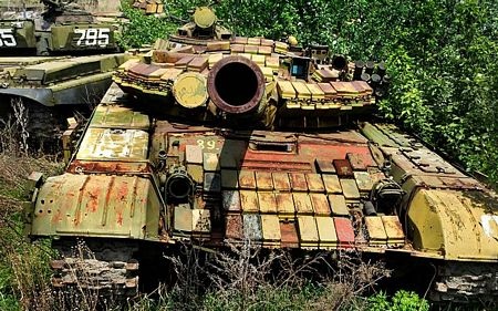 Hàng trăm chiếc xe tăng bị gỉ sét dàn hàng tại một nghĩa địa xe tăng ở ngoại ô Kharkov.