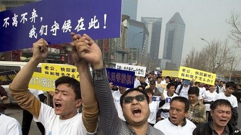 Trung Quốc cử phái viên tới Malaysia đòi câu trả lời về MH370 - 1 Người thân các hành khách trên chuyến bay MH370 biểu tình bên ngoài sứ quán Malaysia tại Bắc Kinh.