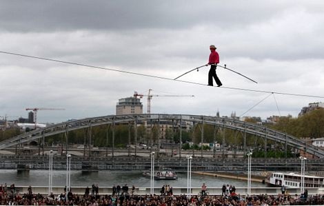 Mạo hiểm màn đi trên dây vượt sông Seine - 4 Xem video: