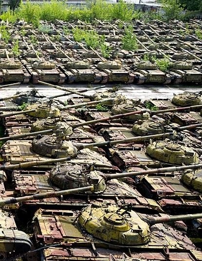 Hàng trăm chiếc xe tăng bị gỉ sét dàn hàng tại một nghĩa địa xe tăng ở ngoại ô Kharkov.