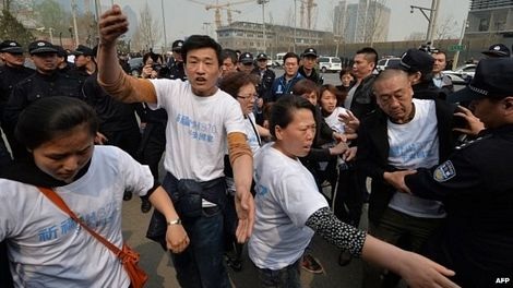 Trung Quốc cử phái viên tới Malaysia đòi câu trả lời về MH370 - 3 Xô xát xảy ra giữa những người biểu tình và cảnh sát.