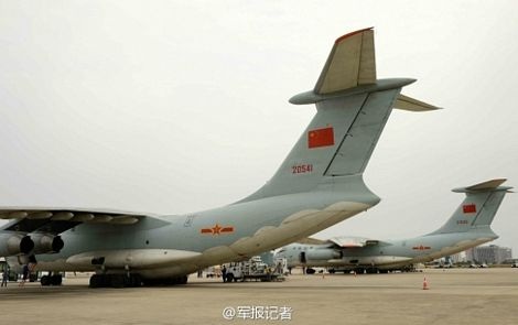 Ấn Độ cấm tàu Trung Quốc vào lãnh hải tìm máy bay mất tích - 3 Hai máy bay Trung Quốc tại Hải Nam trước khi cất cánh đi Malaysia vào sáng ngày 21/3.