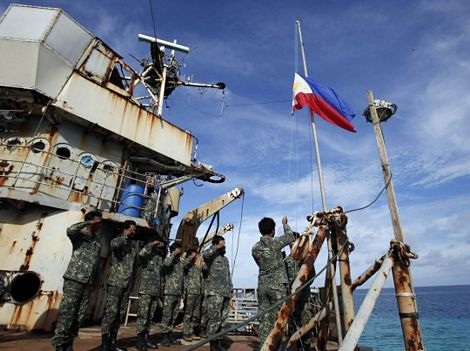 Cận cảnh cuộc đối đầu Trung Quốc - Philippines ở Bãi Cỏ Mây - 4 Binh sỹ Philippines làm lễ chào cờ trên chiếc tàu mắc cạn ở Bãi Cỏ Mây
