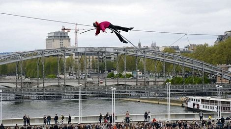 Mạo hiểm màn đi trên dây vượt sông Seine - 5 Xem video: