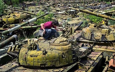 Patvel đang chăm chú xem một chiếc xe tăng bên trong nghĩa địa bị bỏ hoang.