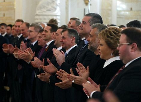 Các quan chức và các nghị sĩ Nga đứng lên vỗ tay chúc mừng sau lễ ký kết.