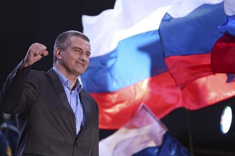 Crimea tuyên bố độc lập khỏi Ukraine, xin sáp nhập vào Nga - 1 Mọi người đồng thanh hát quốc gia Nga và hô các khẩu hiệu ủng hộ Mátxcơva.