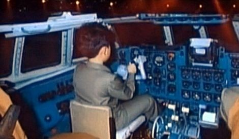 Kim Jong-un trong buồng lái máy bay.