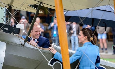 Hoàng tử Anh lên buồng lái máy bay chiến đấu - 6 Hoàng tử William và Công nương Catherine đang có chuyến thăm New Zealand
và Úc kéo dài 19 ngày.