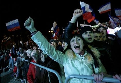 Mọi người đồng thanh hát quốc gia Nga và hô các khẩu hiệu ủng hộ Mátxcơva.