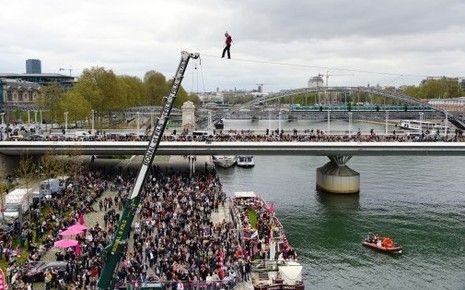 Mạo hiểm màn đi trên dây vượt sông Seine - 1 Denis Josselin biểu diễn trước sự chứng kiến của đám đông.