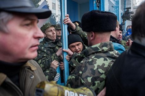 Nhưng không lâu sau đó, các binh sĩ Ukraine đã không kháng cự.