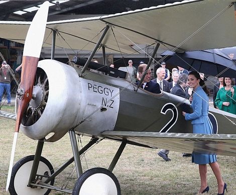 Hoàng tử Anh lên buồng lái máy bay chiến đấu - 7 Hoàng tử William và Công nương Catherine đang có chuyến thăm New Zealand
và Úc kéo dài 19 ngày.