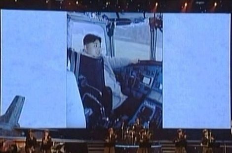 Kim Jong-un trong buồng lái máy bay.