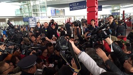 Người thân thấp thỏm chờ tin máy bay Malaysia mất tích