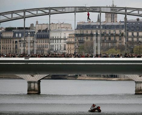 Mạo hiểm màn đi trên dây vượt sông Seine - 8 Xem video: