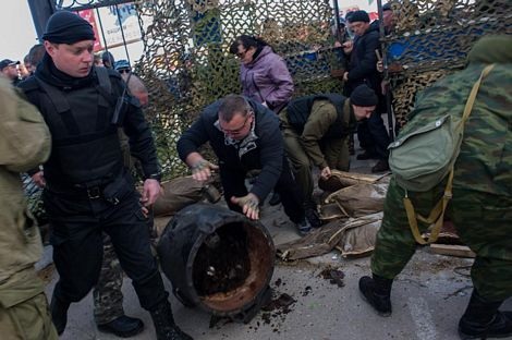 Ukraine tung đòn trả đũa Nga trên nhiều mặt trận - 1 Cờ Ukraine bên trong căn cứ bị kéo xuống và thay bằng cờ Nga.