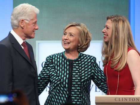 Chelsea Clinton mang thai con đầu lòng - 1 Chelsea Clinton và bố mẹ.
