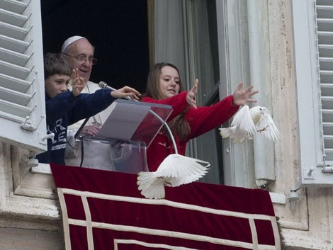 Giáo hoàng Francis I cùng hai trẻ em thả chim bồ câu từ quảng trường Saint Peter. (Nguồn: AP)