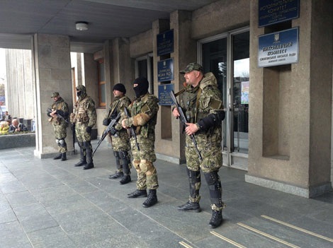 Ukraine mở chiến dịch quân sự, điều xe tăng tới miền đông - 1 Các tay súng bảo vệ lối vào một tòa nhà công ở thành phố Slaviansk thuộc vùng Donetsk.