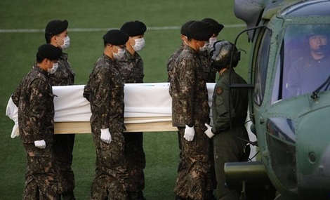 Các thợ lặn đã trục vớt khoảng 30 thi thể trong ngày 25/4.