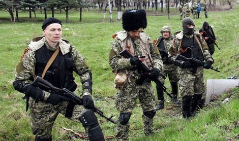 Người biểu tình ở đông Ukraine phớt lờ tối hậu thư - 1 Các tay súng tại một địa điểm ở ngoại ô thành phố Sloviansk ngày 13/4.