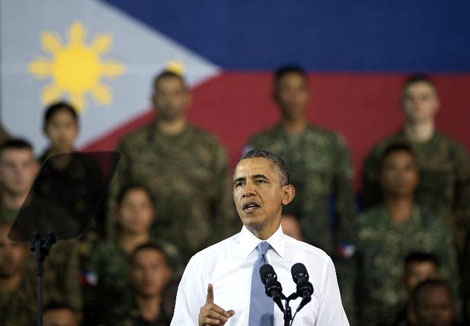 Obama cảnh báo Trung Quốc, ủng hộ Philippines - 1 Ông Obama phát biểu trước các binh sĩ Mỹ và Philippines tại căn cứ Bonifacio ở Manila ngày 29/4.