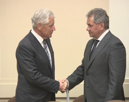 Bộ trưởng quốc phòng Nga, Mỹ trong một cuộc gặp hồi tháng 10/2013.