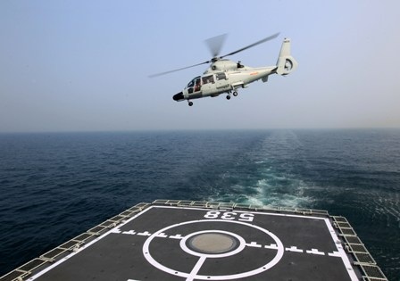 Máy bay trực thăng cất cánh từ tàu sân bay của hải quân Trung Quốc.Ảnh: THX-TTXVN