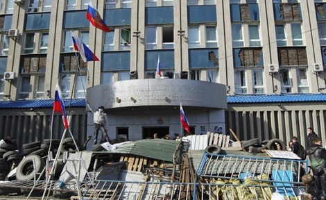 Ukraine ra tối hậu thư cho phe biểu tình ở miền đông - 1 Tòa nhà chính quyền tại thành phố Luhansk bị phe biểu tình bao vây.