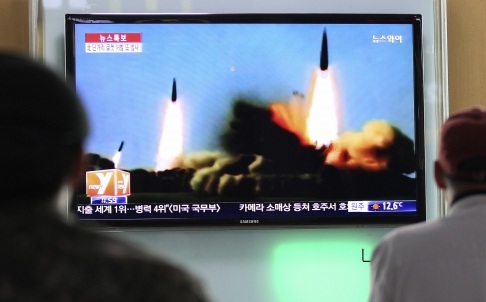 Người dân Hàn Quốc xem bản tin về các vụ phóng tên lửa của Triều Tiên.