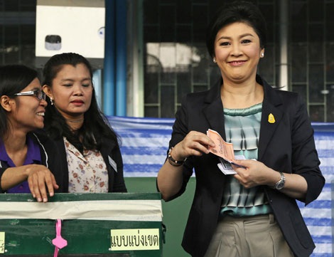 Thái Lan ấn định thời điểm bầu cử lại - 1 Thủ tướng Thái Yingluck Shinawatra đi bỏ phiếu trong cuộc bầu cử hồi tháng 2.
