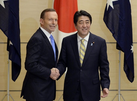 Thủ tướng Úc Tony Abbott và người đồng cấp Nhật Shinzo Abe tại Tokyo ngày 7/4.