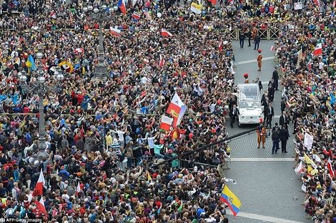 Ước tính 800.000 người đã theo dõi trực tiếp buổi lễ.