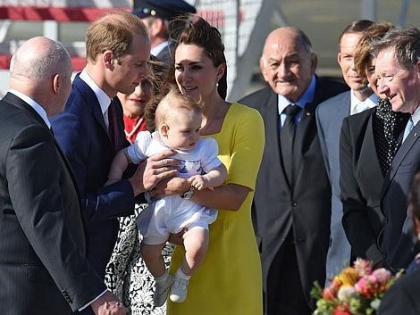 Sau đó Công nương Catherine đã chuyển con trai cho bố bế.