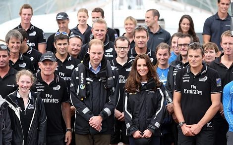 Vợ chồng Hoàng tử William chụp ảnh lưu niệm với các thành viên của đội đua thuyền New Zealand.