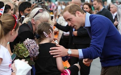 Hoàng tử William và Công nương Catherine trò chuyện với các em nhỏ địa phương.