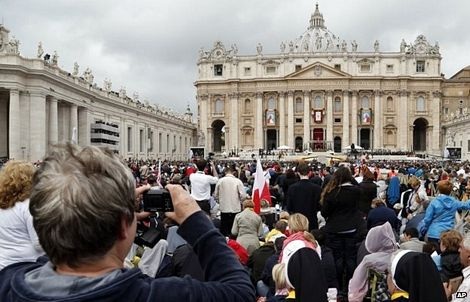 Những màn hình lớn được dựng lên để phục vụ người xem.